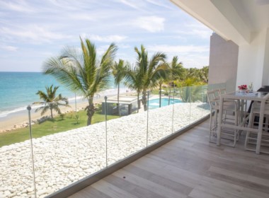 Magnificent Modern 2brd Plus- Beach front Condo 12